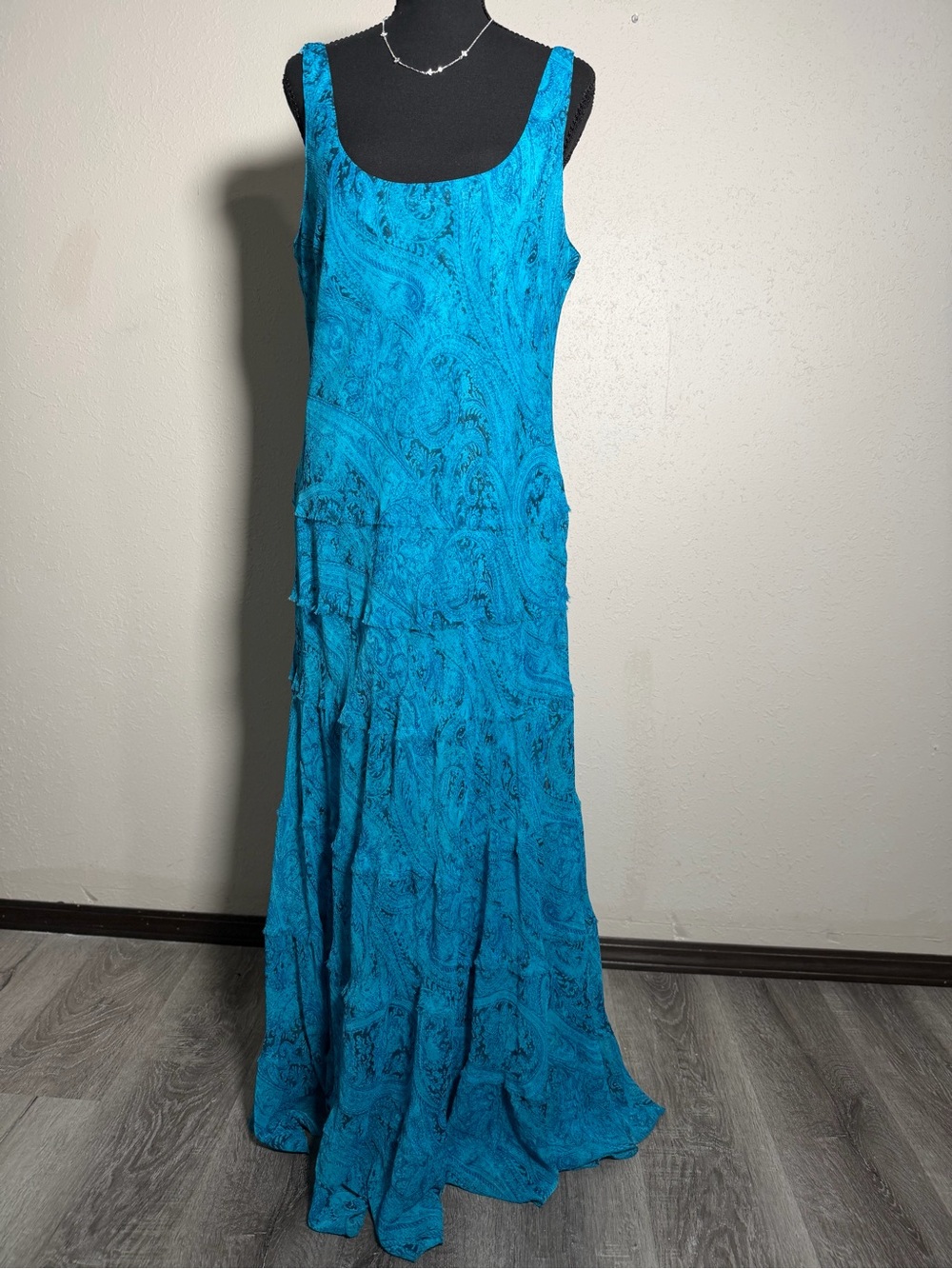 Jones Wear Turquoise Paisley Sleeveless Maxi Dress